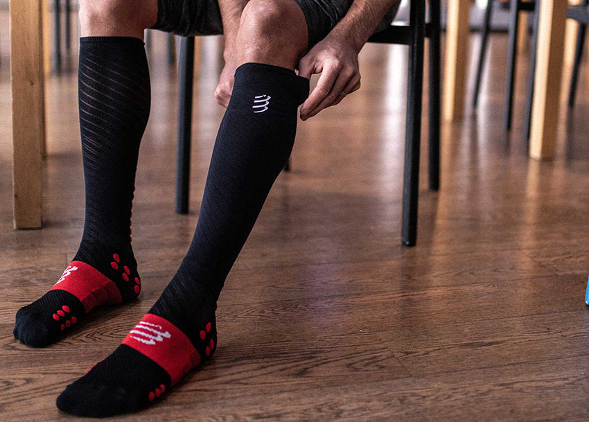 Skarpetki kompresyjne marki Compressport Full Socks Recovery w świetle dziennym