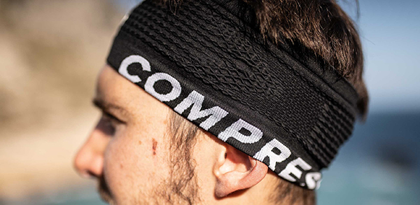 Opaska kompresyjna ON-OFF V.3 marki Compressport w świetle dziennym