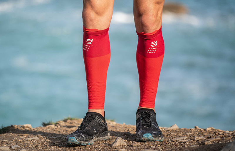 Opaski kompresyjne R2V2 Red marki Compressport w świetle dziennym