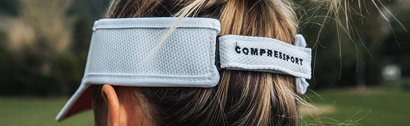 Daszek biegowy Visor White marki Compressport w świetle dziennym