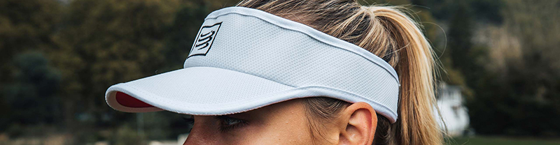 Daszek biegowy Visor White marki Compressport w świetle dziennym