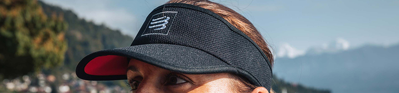 Daszek biegowy Visor Black/Red marki Compressport w świetle dziennym