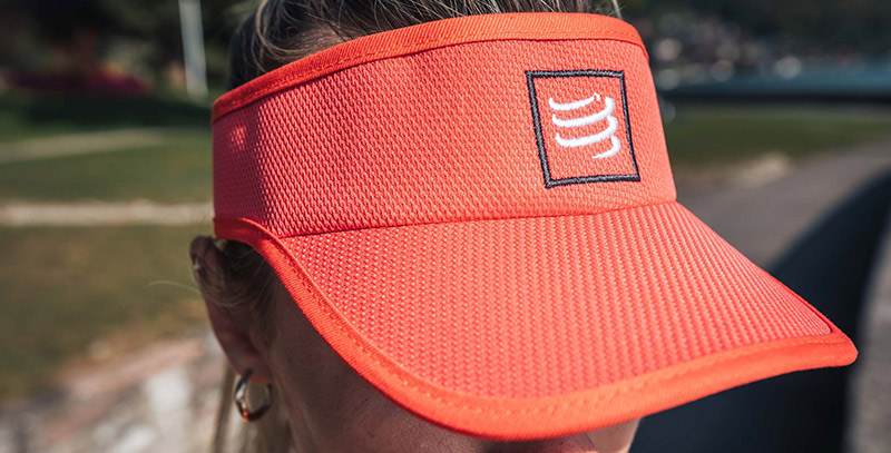 Daszek biegowy Visor Coral marki Compressport w świetle dziennym