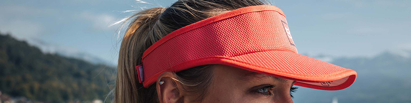 Daszek biegowy Visor Coral marki Compressport w świetle dziennym