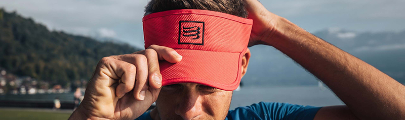 Daszek biegowy Visor Red/Black marki Compressport w świetle dziennym