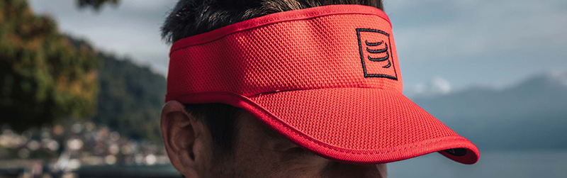 Daszek biegowy Visor Red/Black marki Compressport w świetle dziennym